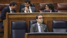 Los diputados de Vox, de risas detrás del ministro de Economía, Carlos Cuerpo