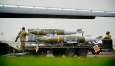 Un bombardero estadounidense B-, siendo amunicionado en la base británica de la RAF de Fairford, en Gloucestershire.