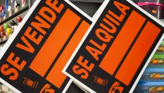 Carteles de 'se vende' y 'se alquila' en España