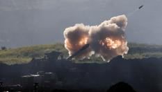 Una unidad de artillería israelí dispara desde el norte de su país hacia Líbano, en medio de la escalada de tensiones con Hezbolá, el 17 de marzo de 2026.