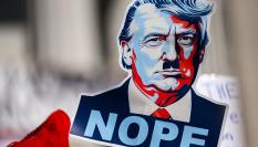 Manifestantes en una protesta contra Donald Trump bajo el lema "No Kings" (No a los reyes) en la Casa del Estado de Vermont, en Montpelier (EEUU), el 28 de marzo de 2026.