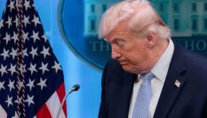 El presidente de EEUU, Donald Trump, abandona la sala de prensa de la Casa Blanca tras hablar con los medios, el 6 de abril de 2026.