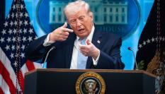 El presidente de EEUU Donald Trump simula disparar un arma durante una conferencia de prensa de la Casa Blanca sobre la guerra en Irán, el lunes 6 de abril de 2026.