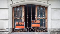 Imagen de archivo de dos carteles, uno de 'se vende' y otro de 'se alquila', en una vivienda en València.