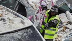 Un hombre rescata una bicicleta infantil en la zona del impacto de un proyectil de Irán, el 6 de abril de 2026, en el centro de Israel.