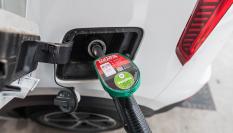 Una persona, repostando en Madrid.