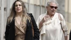 Carmen Pano y su hija Leonor a su salida este jueves del Tribunal Supremo donde prosigue el juicio a Ábalos, Koldo y Víctor de Aldama por el caso de las mascarillas.