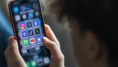 Un menor usando las redes sociales en su teléfono móvil.