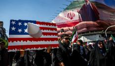 Una persona sostiene una pancarta con la bandera de EEUU y una imagen del nuevo Líder Supremo de Irán, Mojtaba Jamenei, el 9 de abril de 2026 en Teherán.