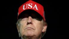 El presidente de EEUU, Donald Trump, tras desembarcar del Air Force One, a su llegada a la Base Conjunta Andrews en Maryland, el 12 de abril de 2026.