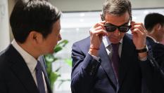 Sánchez se prueba unas gafas inteligentes de Xiaomi este lunes en Pekín