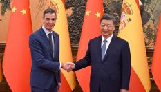 El jefe del Gobierno español, Pedro Sánchez, posando junto al presidente chino, Xi Jinping, previo a una reunión en Pekín, el 14 de abril de 2026.