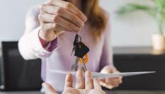 Imagen de archivo de una entrega de llaves.