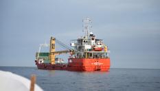 Un buque pasa por el estrecho de Ormuz, frente a la costa de la provincia de Musandam, en Omán, el 12 de abril de 2026.