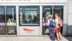 Unos turistas proceden a subirse al tranvía de Jerusalén, en una imagen del 16 de agosto de 2018.