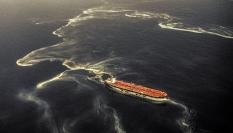 Vista de un petrolero rodeado por una mancha de petróleo tras ser atacado por lanchas patrulleras iraníes en el estrecho de Ormuz, en una imagen de archivo.