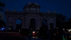 La Puerta de Alcalá de Madrid, a oscuras, durante el apagón del 28 de abril de 2025