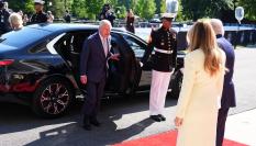 Carlos III saluda a Trump a su llegada a Estados Unidos.