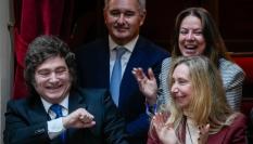 El presidente argentino, Javier Milei, junto a su hermana y Secretaria de la Presidencia, Karina Milei; en apoyo a Manuel Adorni, su jefe de gabinete investigado por presunto enriquecimiento ilícito.