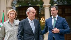 Carlos Garaikoetxea junto al actual lehendakari, Imanol Pradales, en 2025