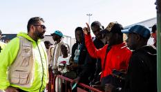 Colas en el inicio de la atención a los inmigrantes en sus trámites de regularización extraordinaria en el Puerto de Almería, el 27 de abril de 2026.
