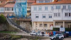 Sanitarios e investigadores trabajan en la playa de Fisterra (A Coruña) donde se produjo la muerte de un niño que cayó de una ventana de un centro de menores, el 4 de mayo de 2026.