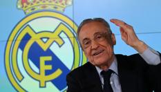 Florentino Pérez gesticula durante su comparecencia de este martes 12 de mayo