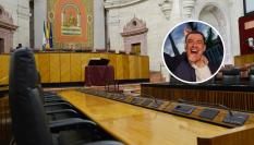 Imagen del salón de plenos del Parlamento andaluz vacío, con una imagen pequeñita de Juanma Moreno festejando los resultados electorales del 17M en un círculo arriba a la derecha