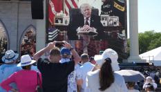 El presidente Trump lee un pasaje de la Biblia durante el festival cristiano 'Rededicate 250'.