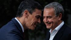 Imagen de archivo del presidente del Gobierno, Pedro Sánchez, con el expresidente José Luis Rodríguez Zapatero, al fondo.