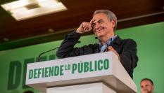 José Luis Rodríguez Zapatero hace su gesto de 'la ceja' en un mitin de la campaña andaluza