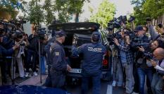 Agentes de la Policía Nacional tras el registro de la oficina de Zapatero
