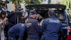 La policía retira varios maletines con documentación de la oficina del expresidente José Luis Rodríguez Zapatero