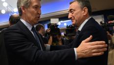 Imagen de archivo del líder del PP, Alberto Núñez Feijóo, saludando a su homólogo en el PNV, Aitor Esteban.