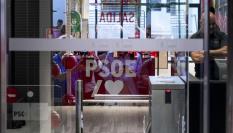 Plano detalle de las puertas de entrada de la sede del PSOE en Ferraz.