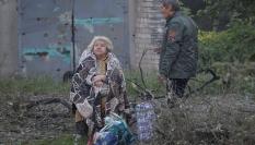 Una mujer aturdida por los ataques se sienta cerca de un edificio de apartamentos dañado durante un golpe con drones y misiles rusos en Dnipro (Ucrania), el 2 de junio de 2026.