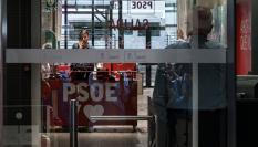 Interior de la sede del PSOE en Ferraz durante la intervención de la UCO