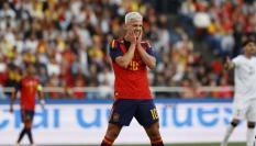 Dani Olmo se lamenta por una ocasión fallada en el partido contra Irak