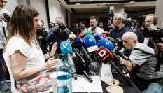 Leire Díez, con unos papeles en su célebre rueda de prensa