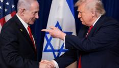 El presidente de EEUU, Donald Trump, señala con el dedo al primer ministro israelí, Benjamin Netanyahu, mientras se dan la mano en el club Mar-a-Lago de Trump en Palm Beach (Florida), el 29 de diciembre de 2025.
