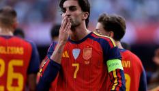 Ferrán celebra su gol a Irak con un beso a la grada