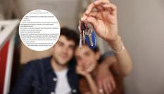 Una pareja muestra las llaves de una casa