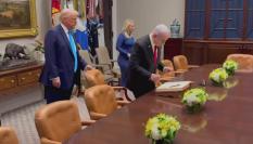 El momento viral en el que el presidente Trump le acomoda el sillón a su homólogo israelí durante una visita a la Casa Blanca.