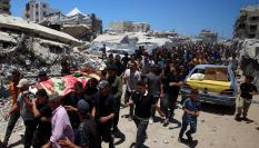 Comitiva funeraria en el entierro de la adolescente gazatí, de 16 años, Raghad Ashour, asesinada en un bombardeo israelí cuando iba camino de hacer un examen.