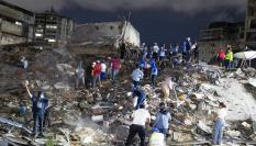 Integrantes de cuerpos de emergencia buscan víctimas este miércoles, luego de dos fuertes terremotos que sacudieron el Caribe venezolano