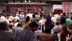 Momento en el que Sánchez termina ante el Comité Federal y Emiliano García-Page se levanta, pero no para aplaudir.