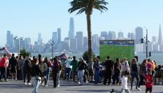 Un grupo de aficionados, en la 'fan zone' de San Francisco, listos para ver el Colombia - Portugal del Mundial de Fútbol, el 27 de junio de 2026.