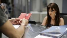 Uno de los últimos solicitantes de la regularización extraordinaria de migrantes, en el último día del plazo.