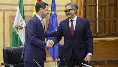 Juanma Moreno y Manuel Gavira, durante la firma del acuerdo para la investidura en Andalucía
