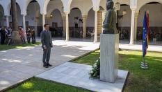 El presidente de la Junta, Juanma Moreno, en la ofrenda floral de homenaje a Blas Infante, considerado el padre de la patria andaluza. Vox se ha ausentado